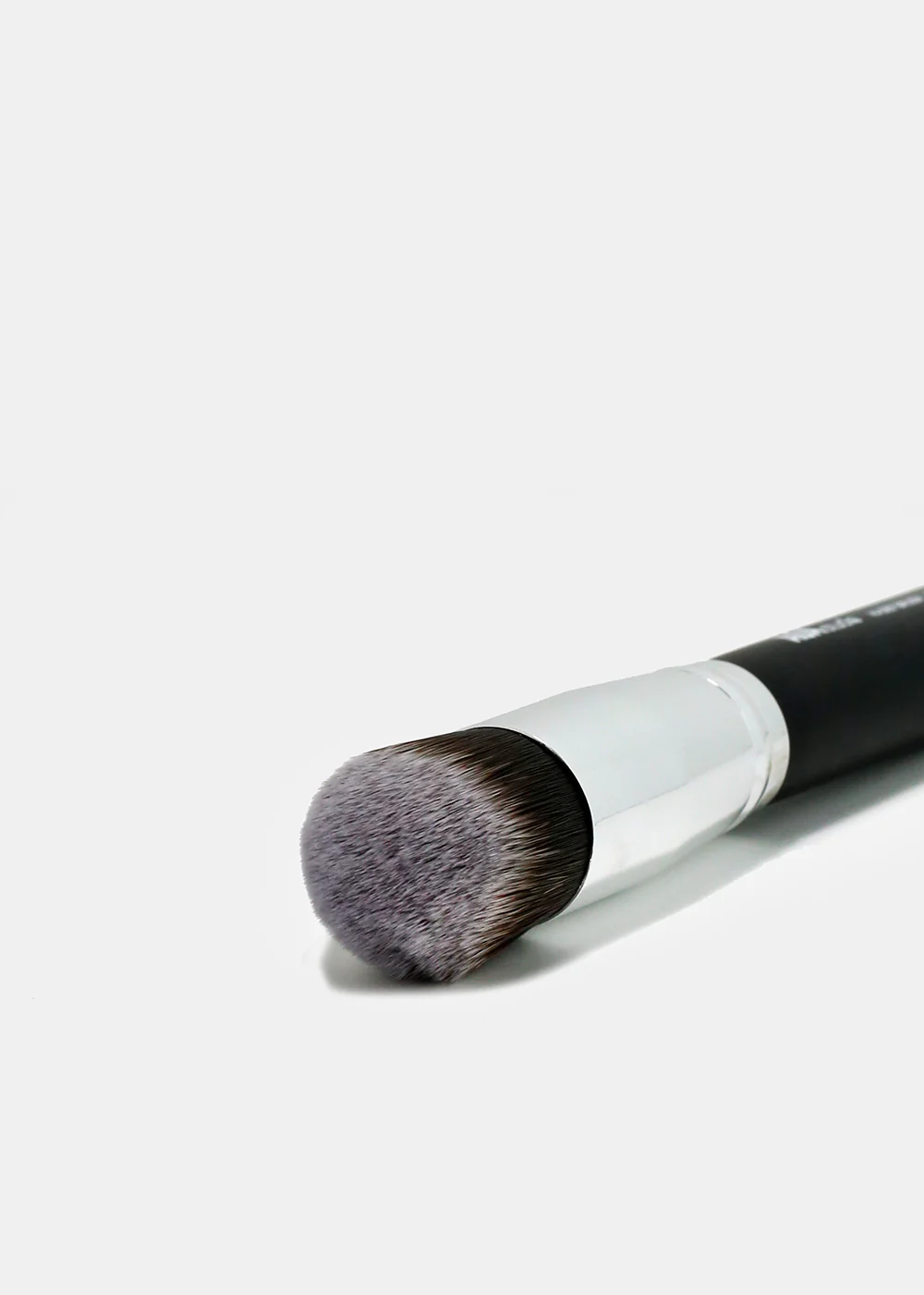 The F5 & E105 Kabuki Brush Duo - Image 3