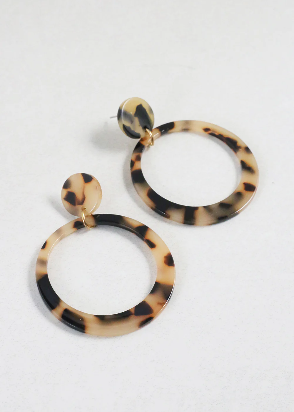 Trendy Marbled Resin Hoop Earrings - Image 3