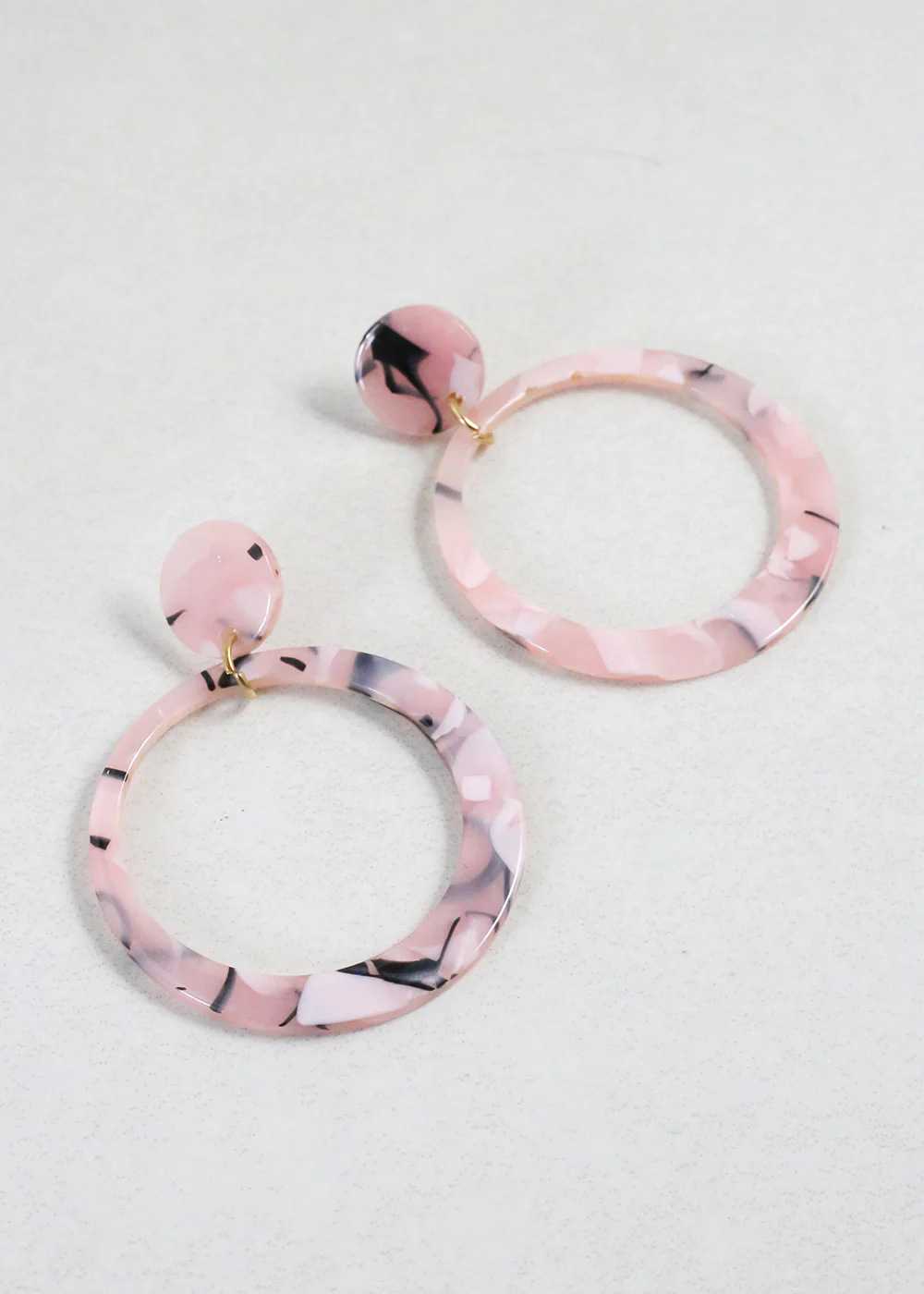 Trendy Marbled Resin Hoop Earrings - Image 4
